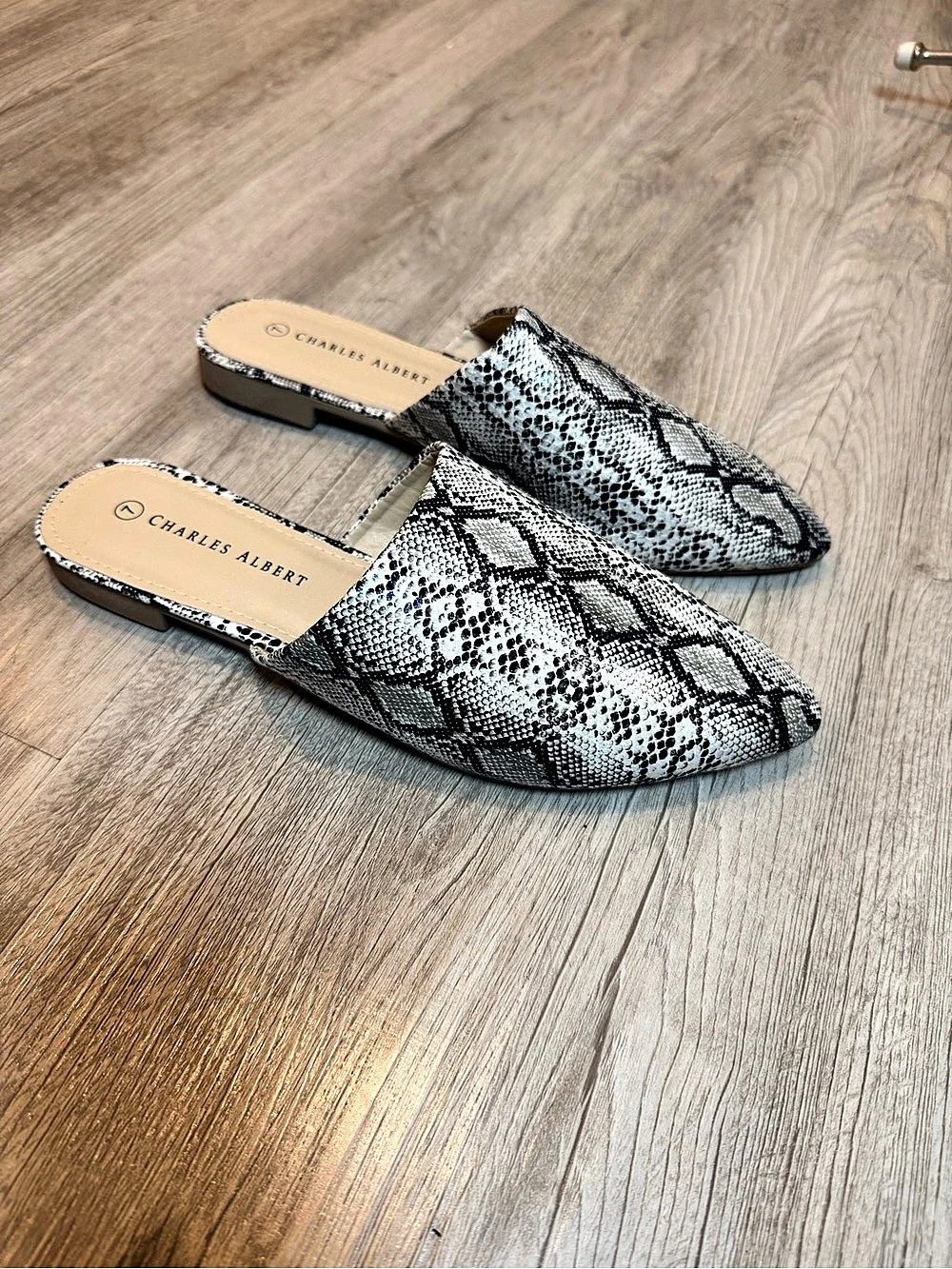 Charles Albert Snakeskin Pointed Toe Mule Flats Size 7 Black Gray Slip On